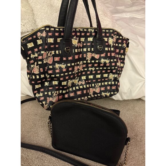 Betsey Johnson Set Of 2 Bags With Bow & Heart Detailing - Black & Patterned SEE - Picture 3 of 13